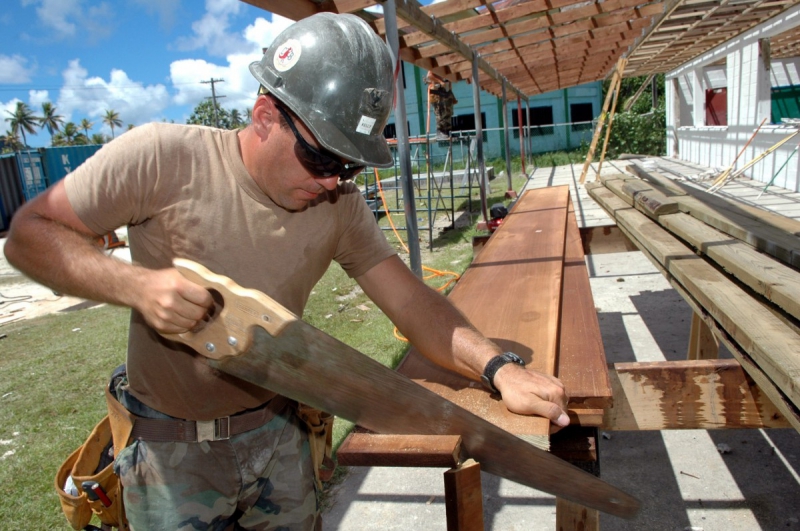 ebeniste-LA CELLE-min_worker_construction_building_carpenter_male_job_build_helmet-893290